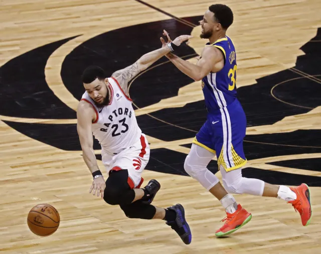 Warriors pokonali na wyjeździe Raptors i wyrównali stan finałowej rywalizacji