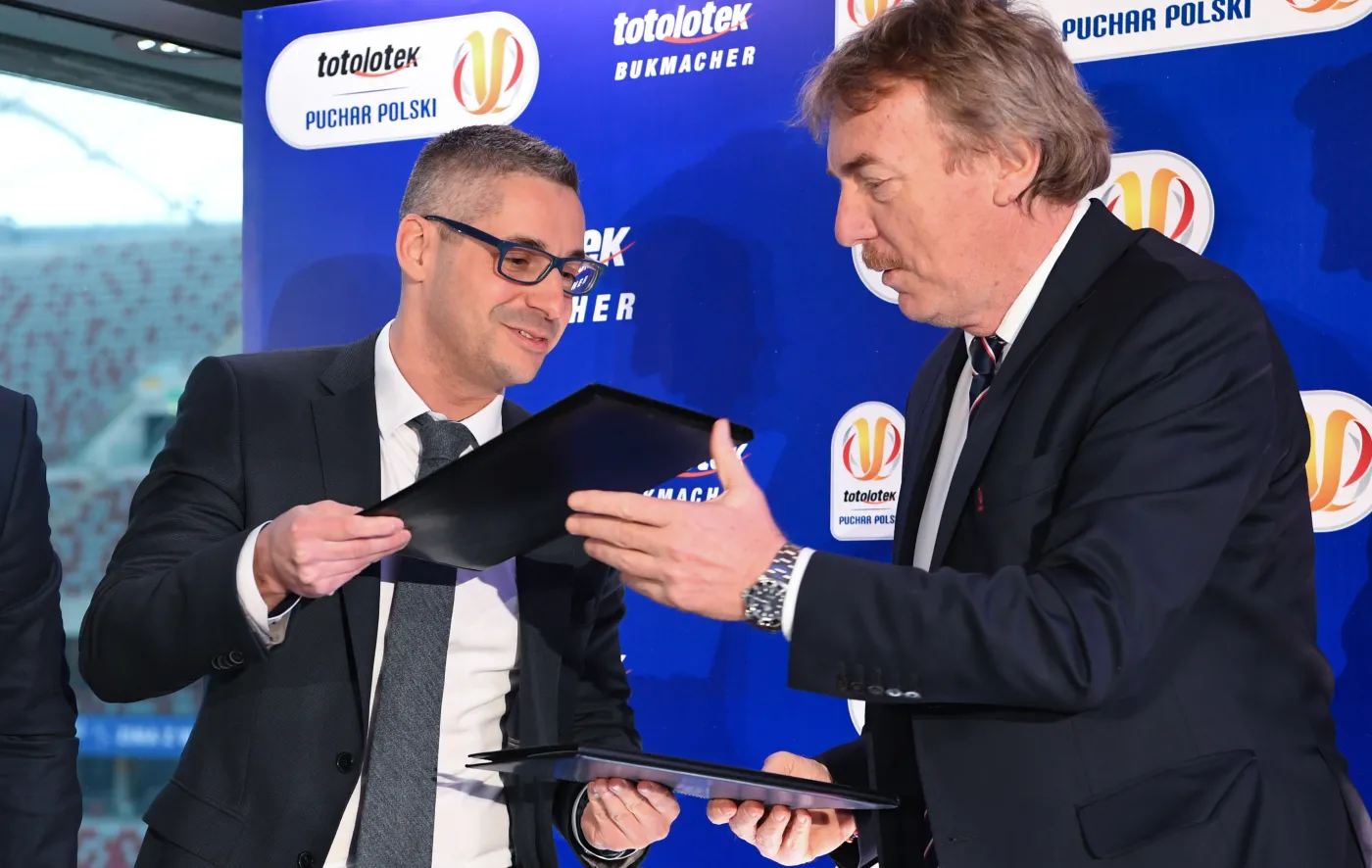 Prezes Zarządu Totolotek S.A. Adam Lamentowicz (L) i prezes PZPN Zbigniew Boniek (P) podczas konferencji prasowej przedstawicieli PZPN i zakładów bukmacherskich Totolotek SA