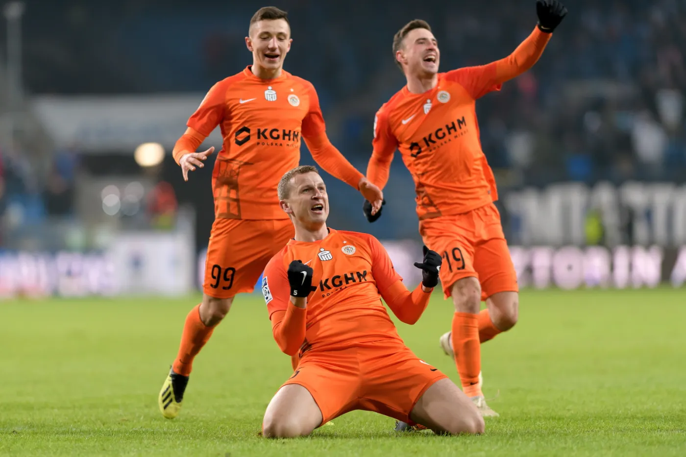 Piłkarze KGHM Zagłębia Lubin (od lewej): Bartosz Slisz, Maciej Dąbrowski i Filip Jagiełło