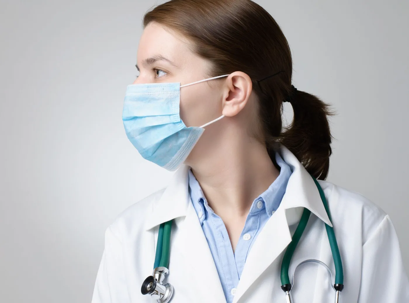 Lekarz w maseczce na twarzy