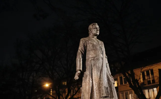 Pomaska pyta szefa MSWiA: Czy to na jego polecenie pomnik ks. Jankowskiego jest tak dobrze chroniony?