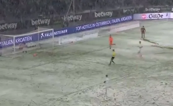 Śnieg zatrzymał piłkę przed bramką