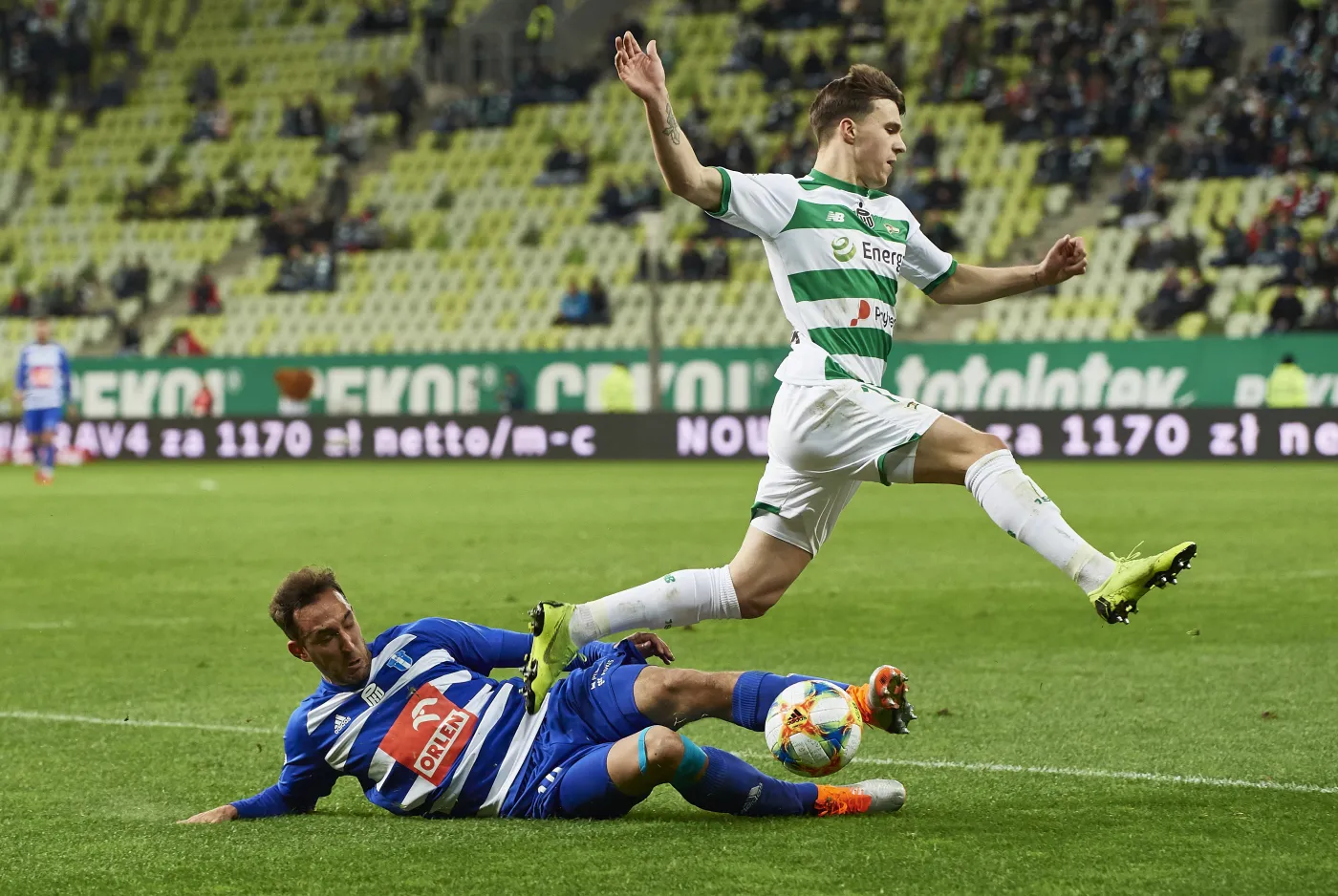 Piłkarz Lechii Gdańsk Konrad Michalak (P) i Angel Garcia (L) z Wisły Płock