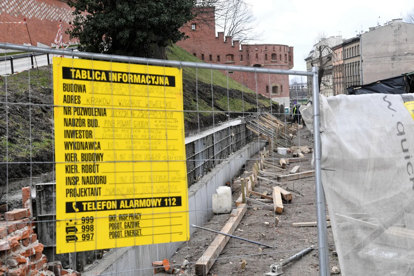 12201949-osuniecie-wykopu-na-wawelu.jpg