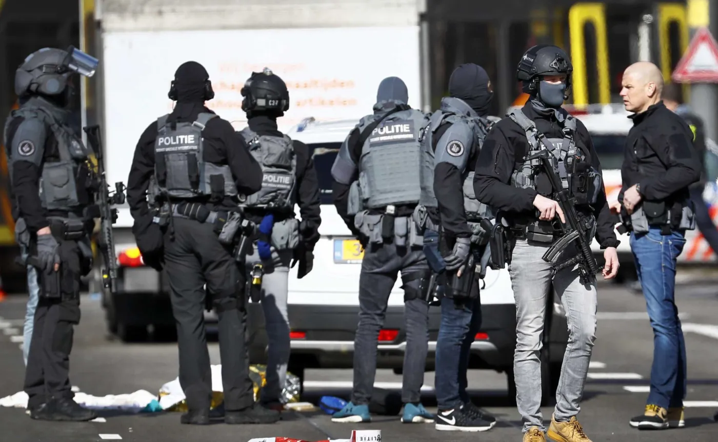 12205016-antyterrorysci-w-utrechcie.jpg
