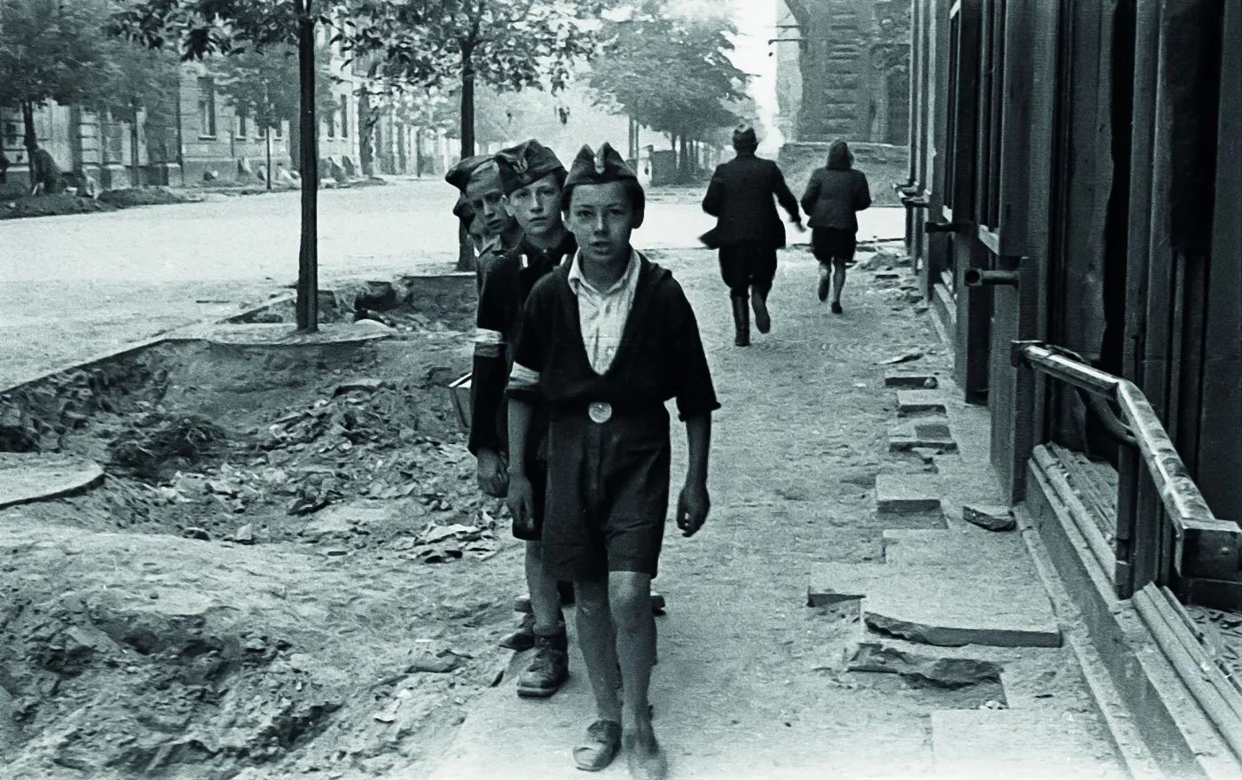 Sierpień-wrzesień, Śródmieście Północne. Grupa młodych powstańców na ulicy Sienkiewicza (fot. Marian Grabski „Wyrwa”/Muzeum Powstania Warszawskiego)