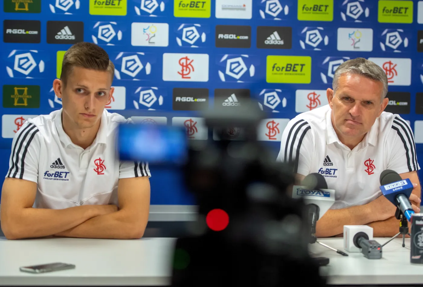Piłkarz ŁKS Maciej Wolski (L) i trener Kazimierz Moskal (P) podczas konferencji prasowej w Łodzi