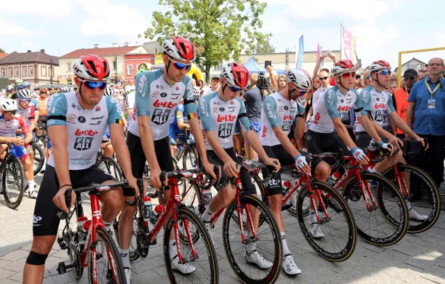 Tour de Pologne: Kolarze oddali hołd Lambrechtowi. Zatrzymali się przed metą i minutą ciszy uczcili jego pamięć