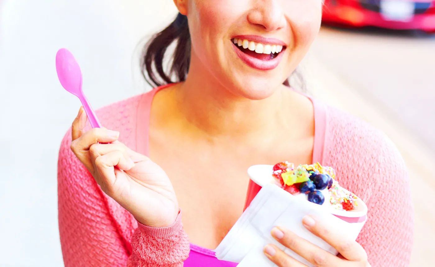 Kobieta je deser z owocami