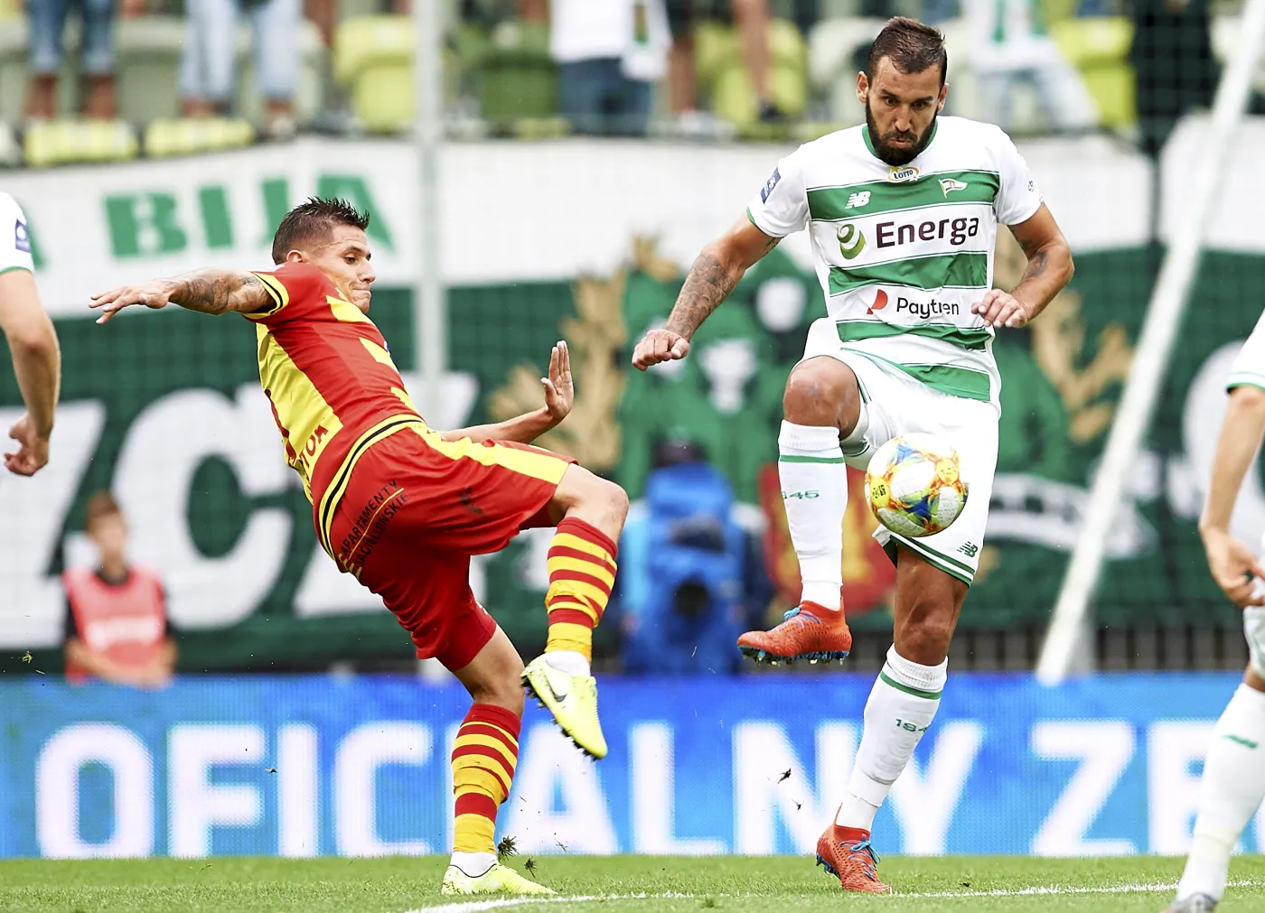 iłkarz Lechii Gdańsk Błażej Augustyn (P) i Patryk Klimala (L) z Jagiellonii Białystok podczas meczu Ekstraklasy na Stadionie Energa Gdańsk