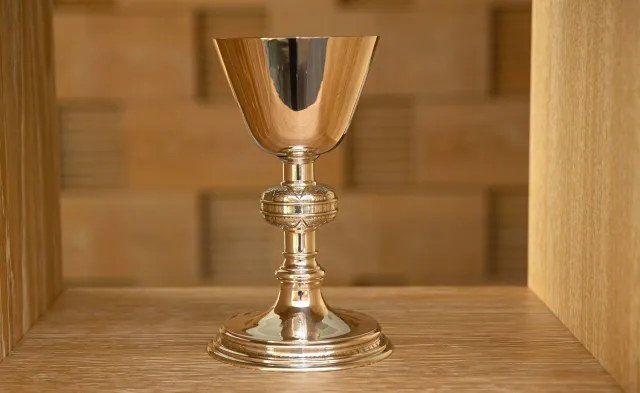 Kielich odnaleziony na aukcji w Niemczech przekazany kościołowi w Dźwierzutach