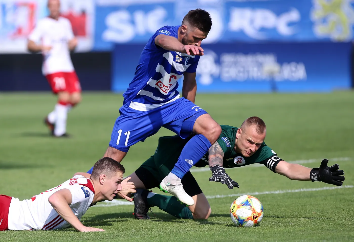 Piłkarz Wisły Płock Grzegorz Kuświk (C) oraz Jan Sobociński (L) i bramkarz Michał Kołba (P) z ŁKS Łódź podczas meczu Ekstraklasy