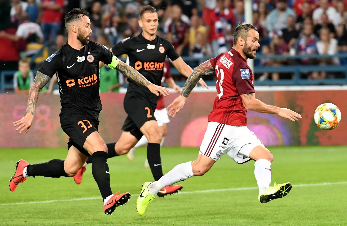 Piłkarz Wisły Kraków Paweł Brożek (P) i Lubomir Guldan (L) z KGHM Zagłębia Lubin podczas meczu Ekstraklasy