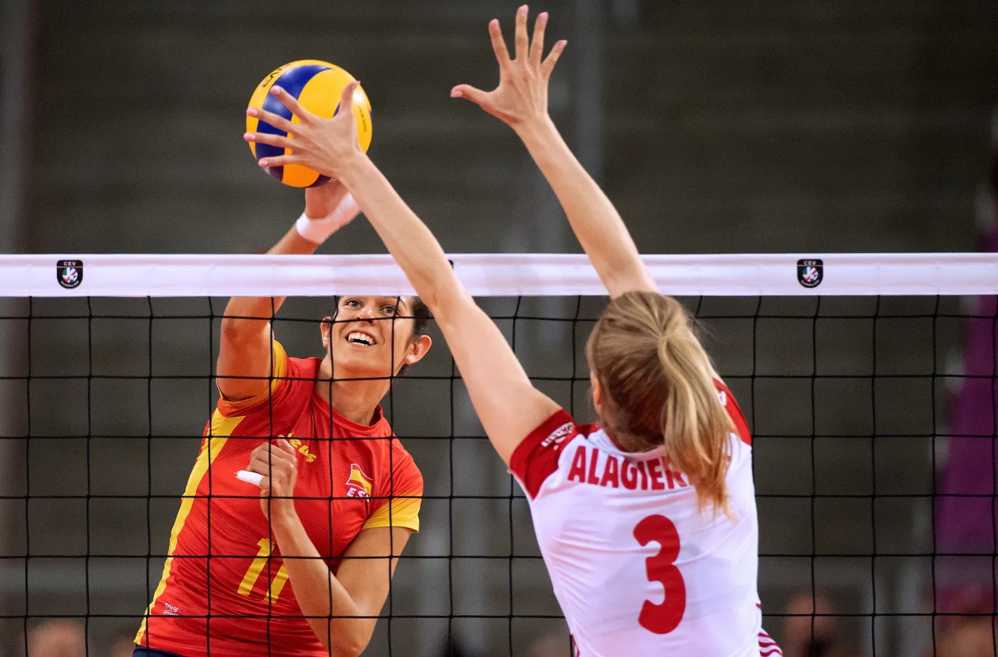 Polka Klaudia Alagierska (P) i Mabel Caro Garcia (L) z Hiszpanii podczas meczu 1/8 finału mistrzostw Europy siatkarek w Łodzi,