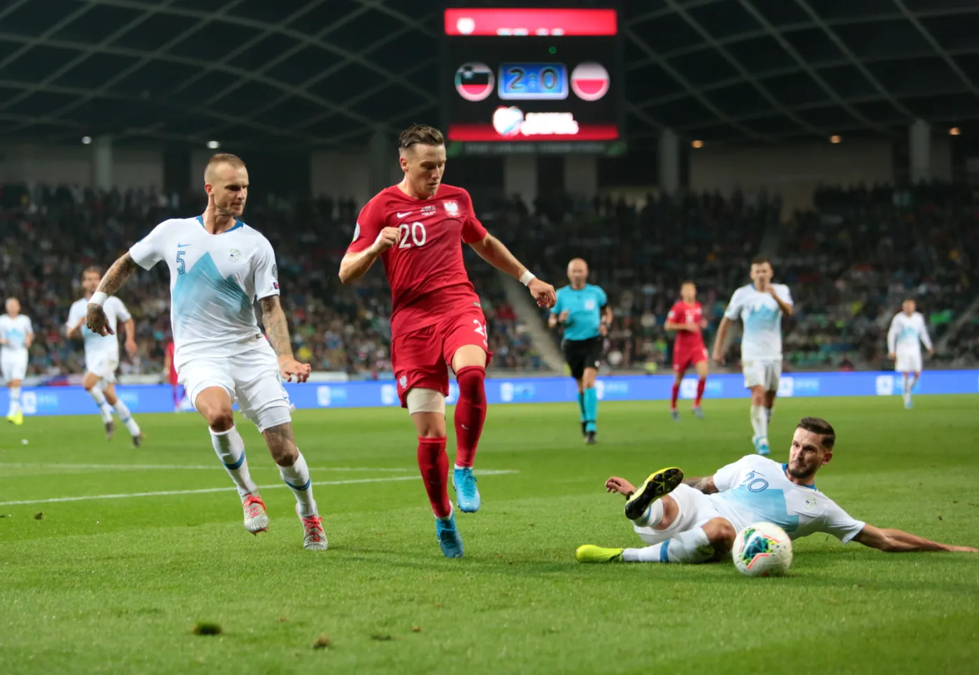 Piotr Zieliński (C) oraz Aljaz Struna (L) i Petar Stojanovic (P)