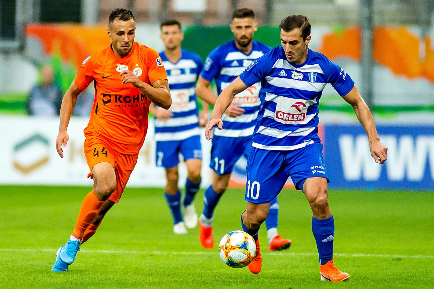 Piłkarz KGHM Zagłębie Lubin Alan Czerwiński (L) oraz Grzegorz Kuświk (2L) i Giorgi Merebaszwili (P) z Wisły Płock podczas meczu Ekstraklasy