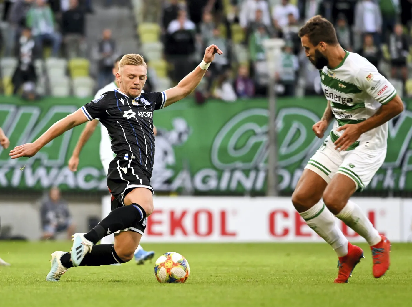 Piłkarz Lechii Gdańsk Błażej Augustyn (P) i Kamil Jóźwiak (L) z Lecha Poznań podczas meczu Ekstraklasy