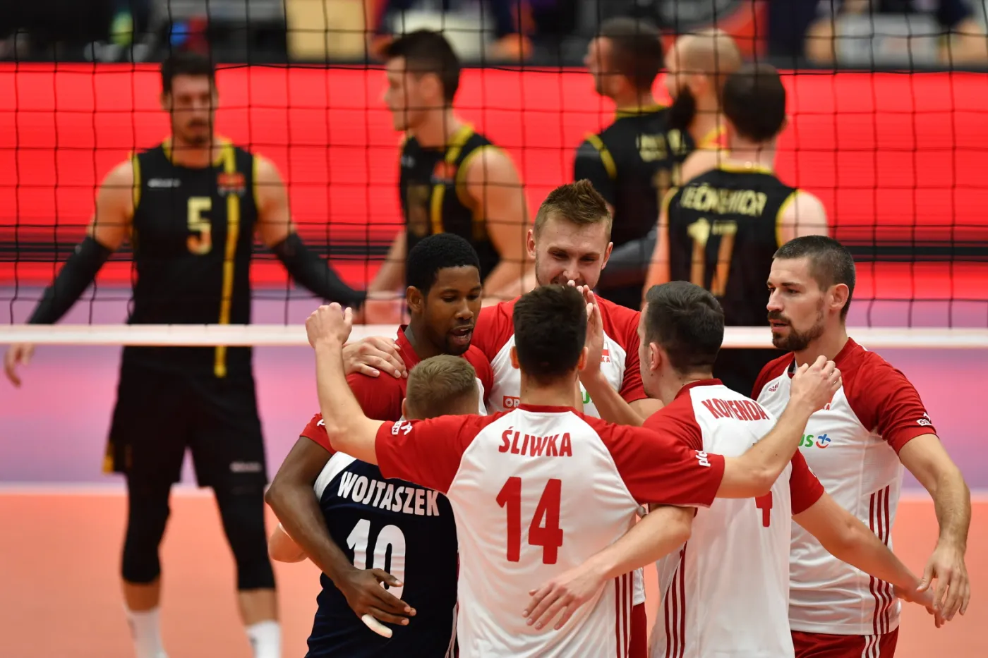 Radość Polaków po zycięstwie w meczu z Czarnogórą