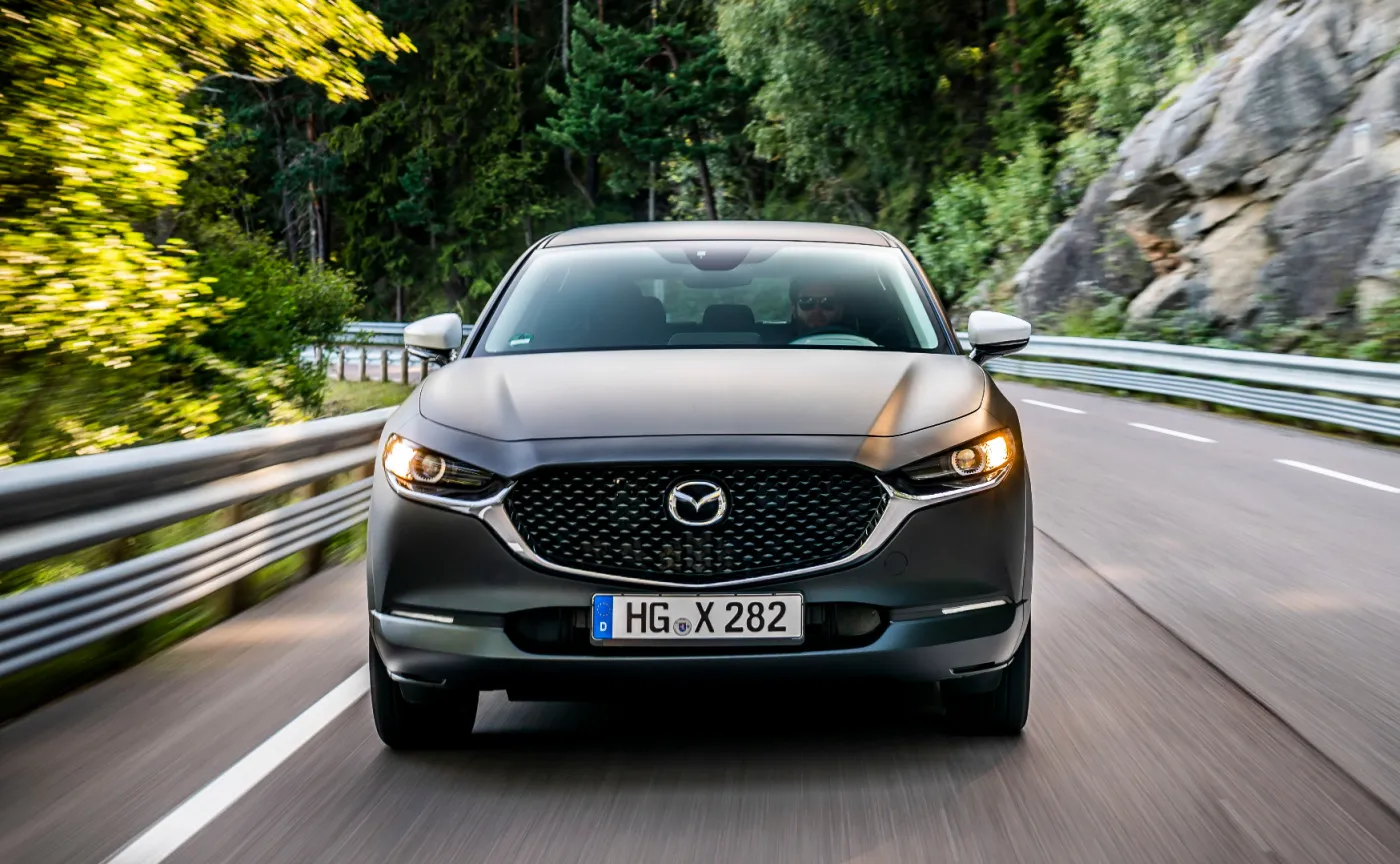 12617134-mazda-samochod-elektryczny.jpg