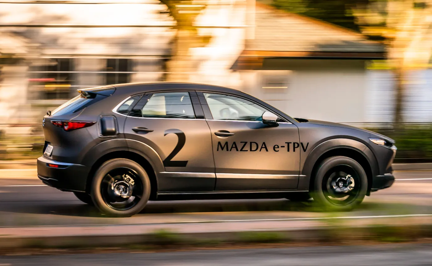 12617166-mazda-samochod-elektryczny.jpg