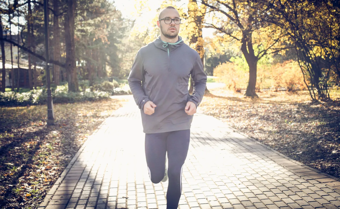 Mężczyzna w okularach biega