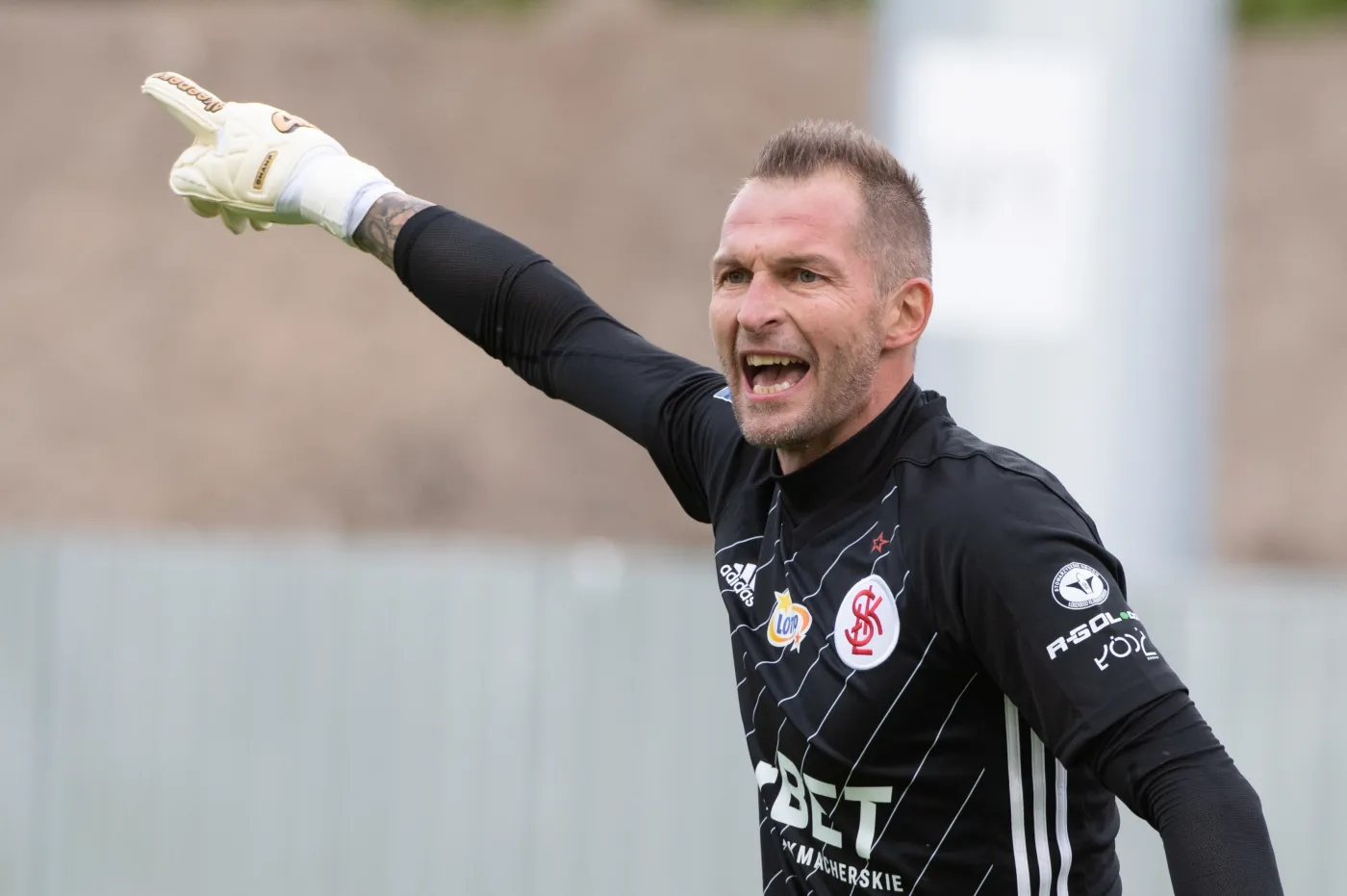 Bramkarz ŁKS Łódź Arkadiusz Malarz podczas meczu 9. kolejki piłkarskiej Ekstraklasy z Arką Gdynia