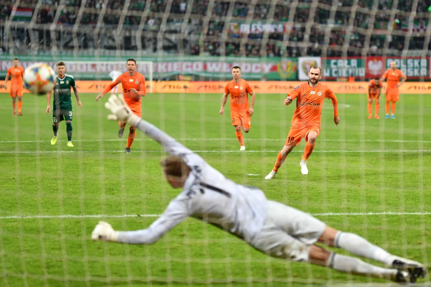 Zawodnik KGHM Zagłębia Lubin Filip Starzyński (P) strzela bramkę z rzutu karnego podczas meczu 9. kolejki piłkarskiej Ekstraklasy ze Śląskiem Wrocław