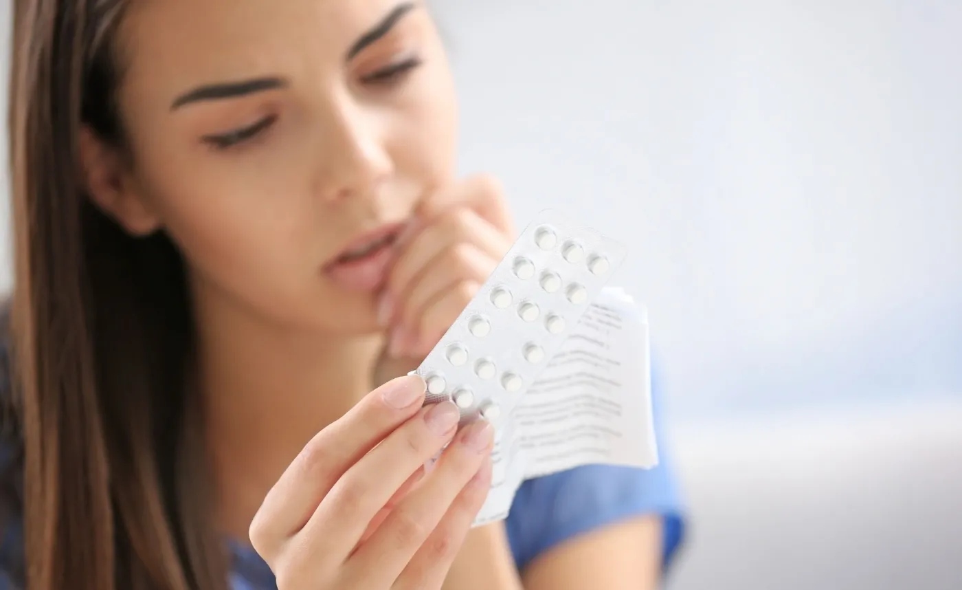 Kobieta czyta ulotkę leków