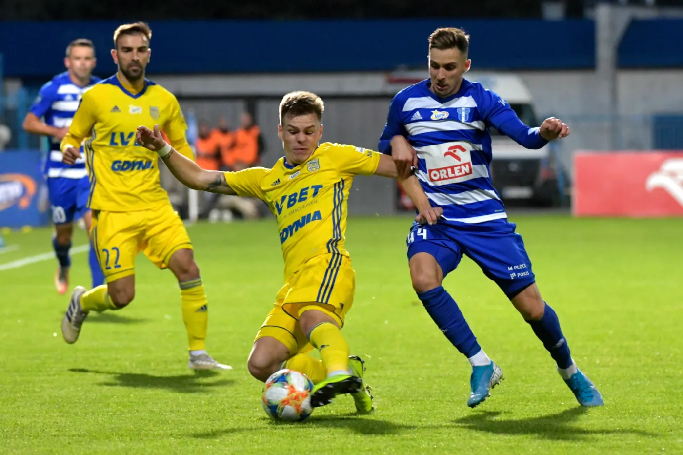 Piłkarze Wisły Płock Cezary Stefańczyk (L) i Suad Sahiti (P) oraz Azer Busuladzić (2L) i Jakub Wawszczyk (2P) z Arki Gdynia podczas meczu Ekstraklasy