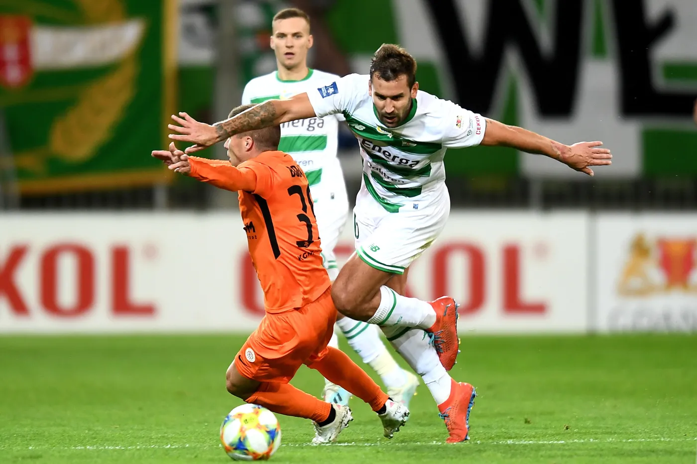 Piłkarz Lechii Gdańsk Błażej Augustyn (P) i Damjan Bohar (L) z KGHM Zagłębie Lubin podczas meczu Ekstraklasy