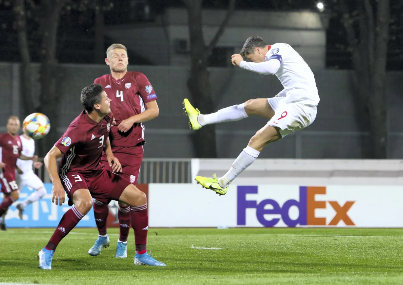 Marcis Oss (L) i Kaspars Dubra (C) oraz Robert Lewandowski (P)