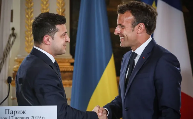 Macron chwali Zełenskiego za odwagę. "Myślę, że to początek pięknej przyjaźni"