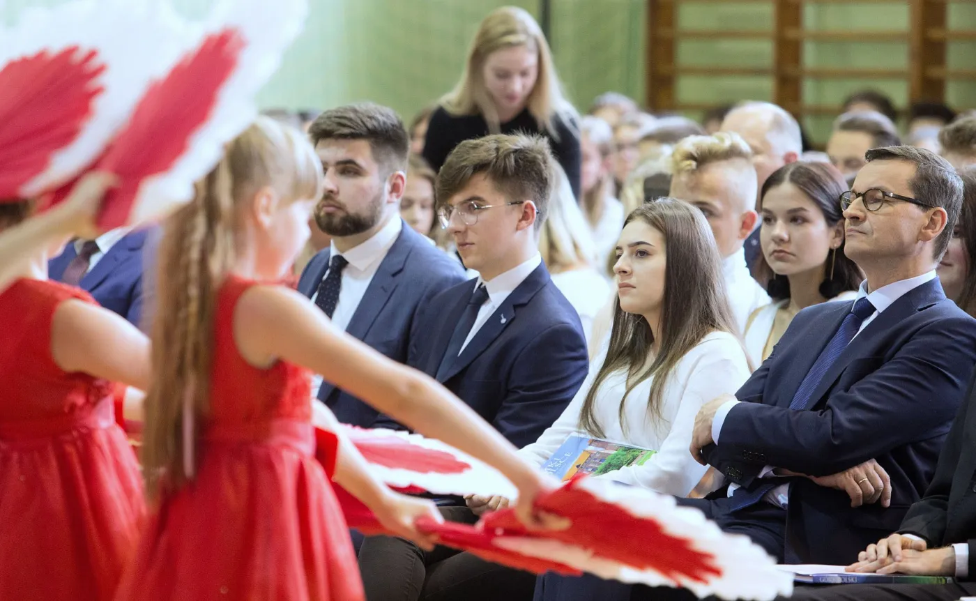 Premier radzi uczniom: Podczas wakacji mówmy o Polsce dobrze