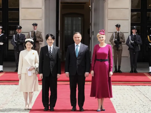 Drobiazg demolujący stylizację. Bardzo niefascynujący fascynator na głowie Agaty Dudy. FOTO
