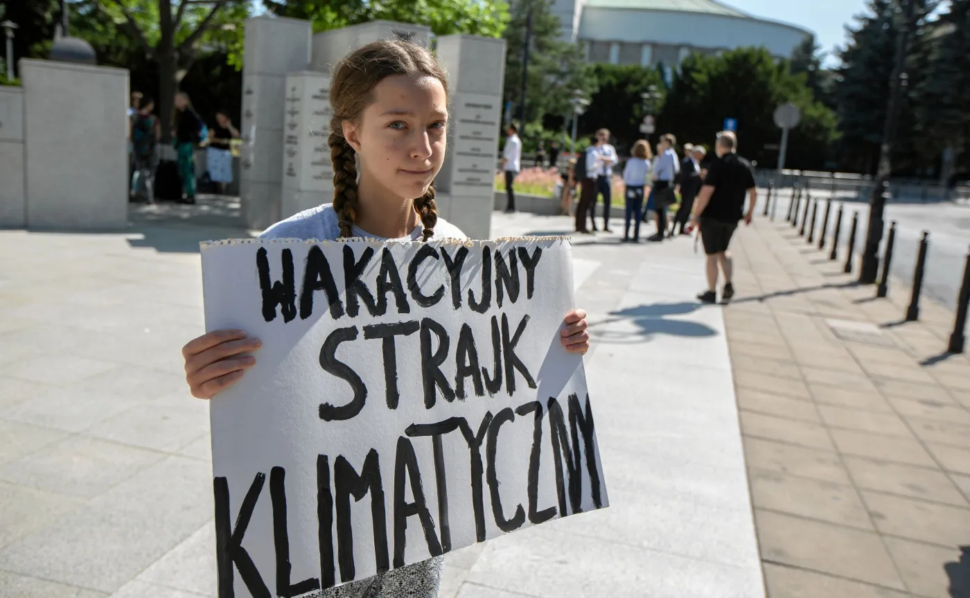 Inga Zasowska przed Sejmem