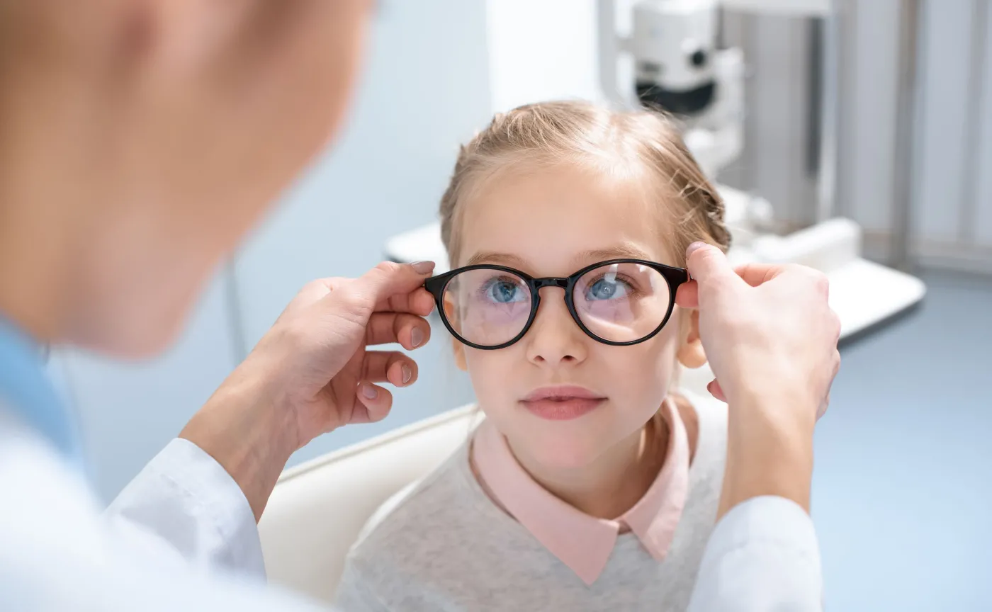 Dziewczynka u okulisty - dobór okularów