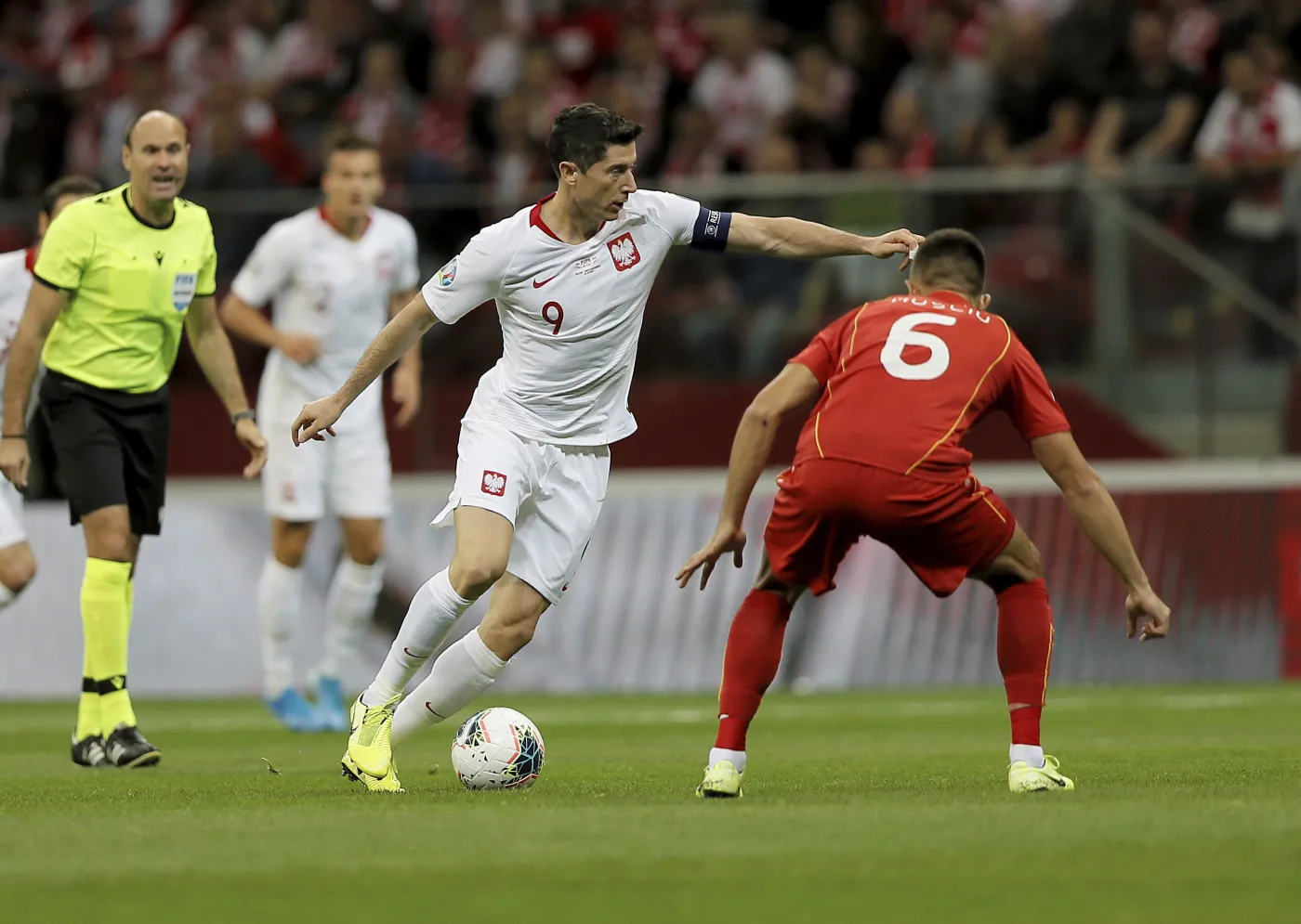 Robert Lewandowski (L) i Visar Musliu (P)