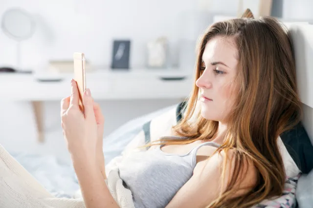 Seks ze smartfonem w ręku, a nawet telefon zamiast bliskości.  FOMO coraz bardziej atakuje Polaków