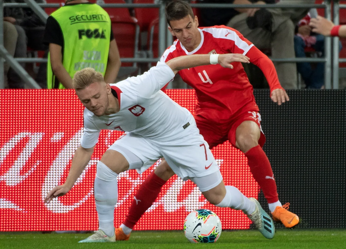 Polak Kamil Jóźwiak (L) i Serb Jovan Nisic (P) podczas meczu eliminacyjnego piłkarskich mistrzostw Europy U-21