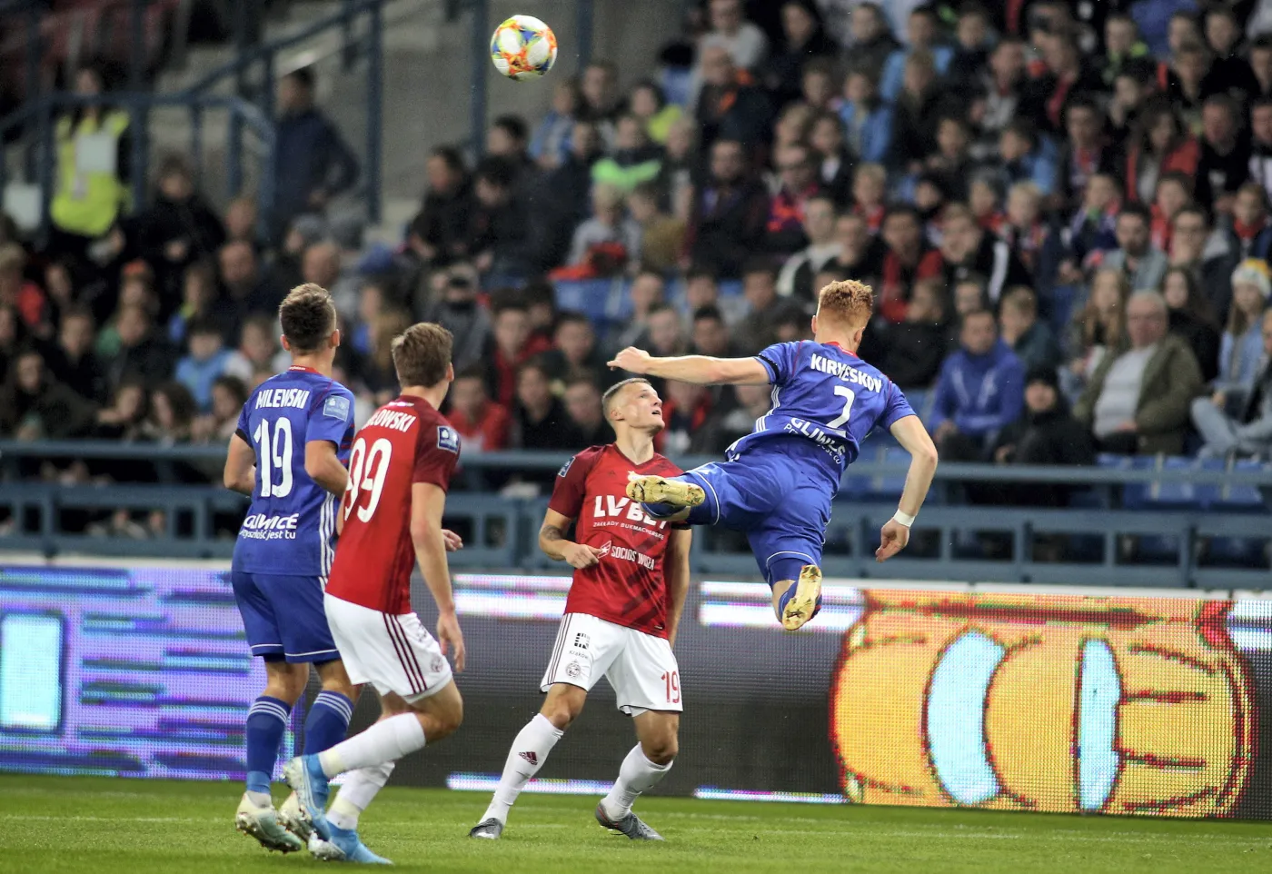 Piłkarze Wisły Kraków Damian Pawłowski (2L) i David Niepsuj (2P) oraz Sebastian Milewski (L) i Mikkel Kirkeskov (P) z Piasta Gliwice