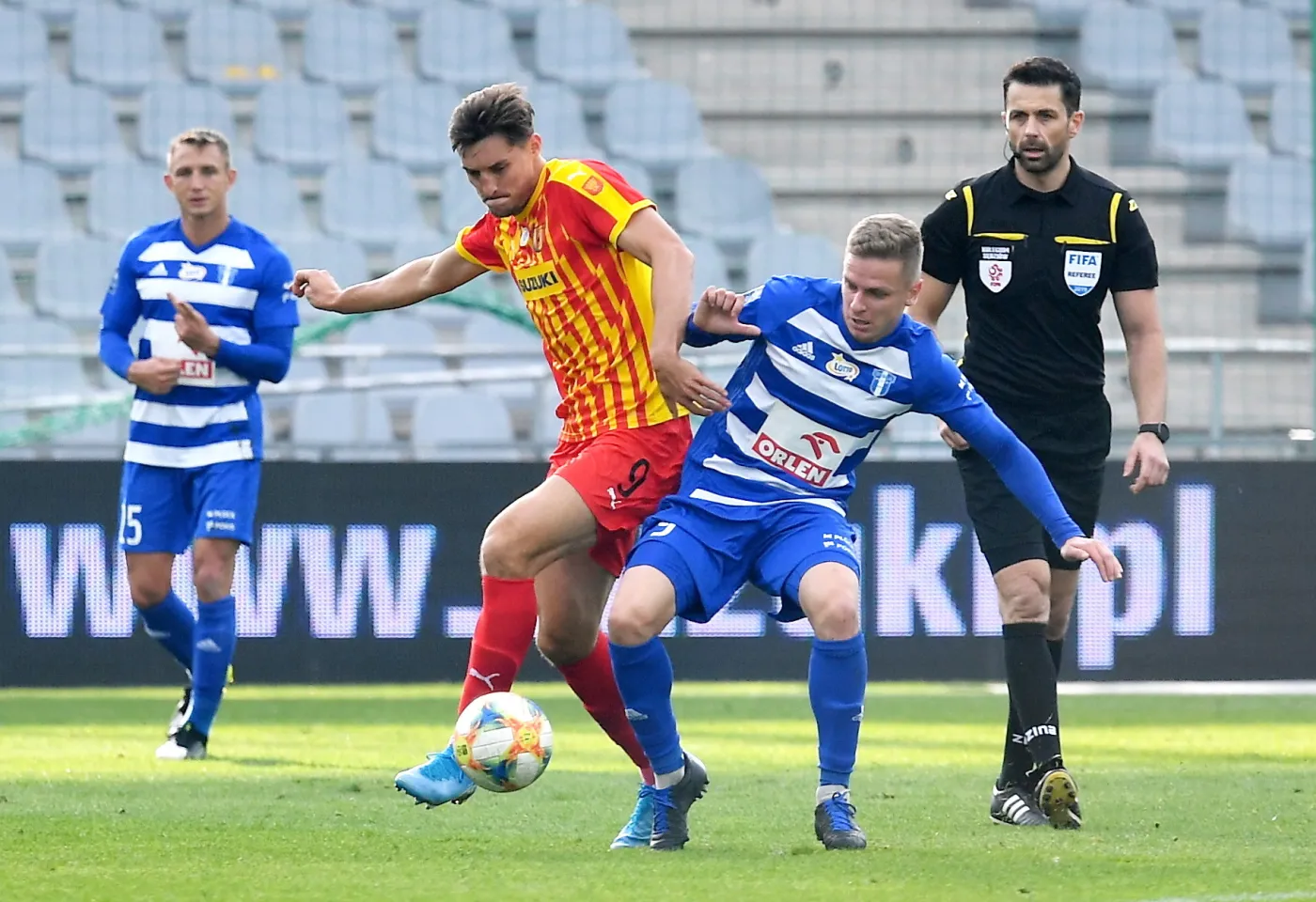 Piłkarz Korony Kielce Michał Żyro (2L) oraz Jakub Rzeźniczak (L) i Mateusz Szwoch (2P) z Wisły Płock wraz z obserwującym ich poczynania sędzią głównym Danielem Stefańskim podczas meczu Ekstraklasy