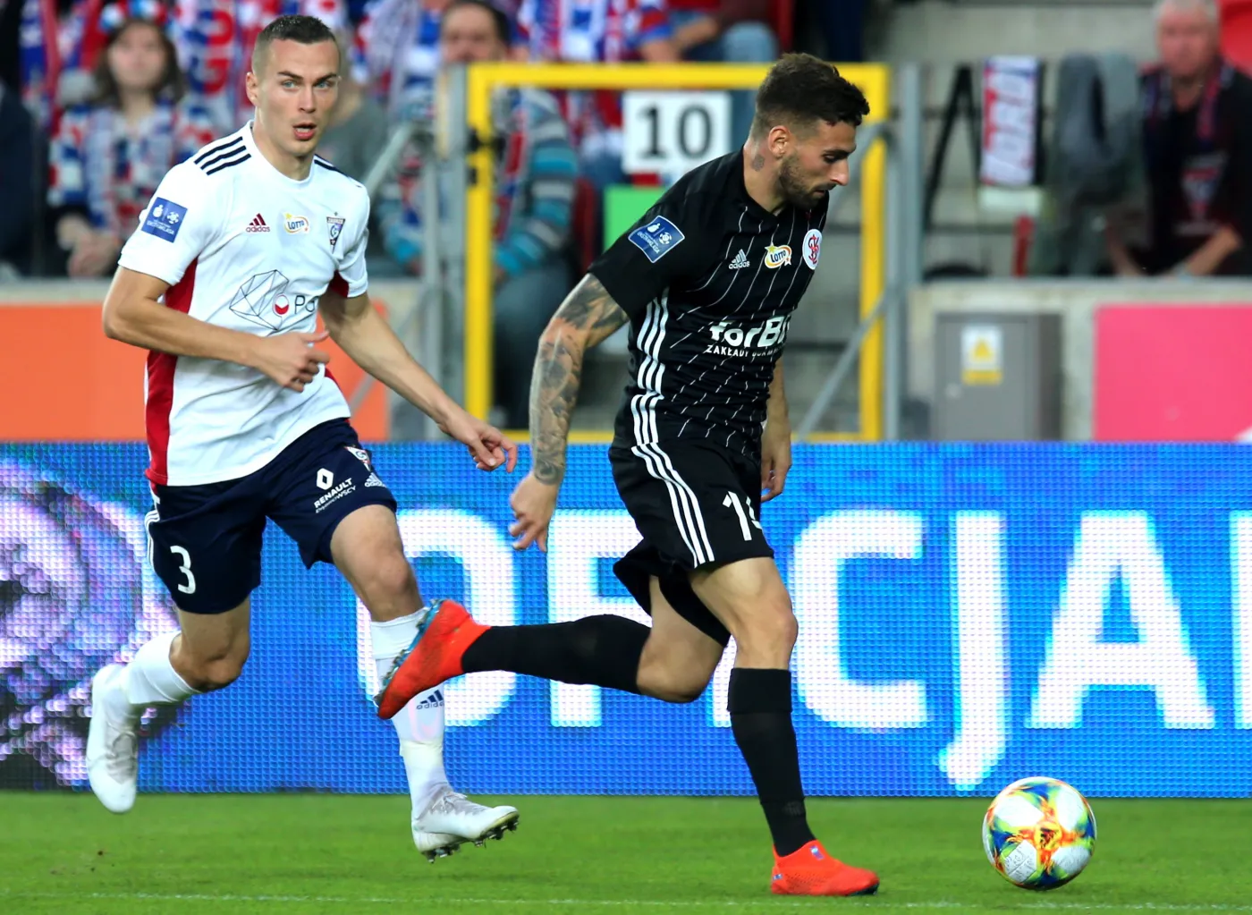 Piłkarz Górnika Zabrze Boris Sekulić (L) i Ricardo Guima (P) z ŁKS Łódź podczas meczu Ekstraklasy