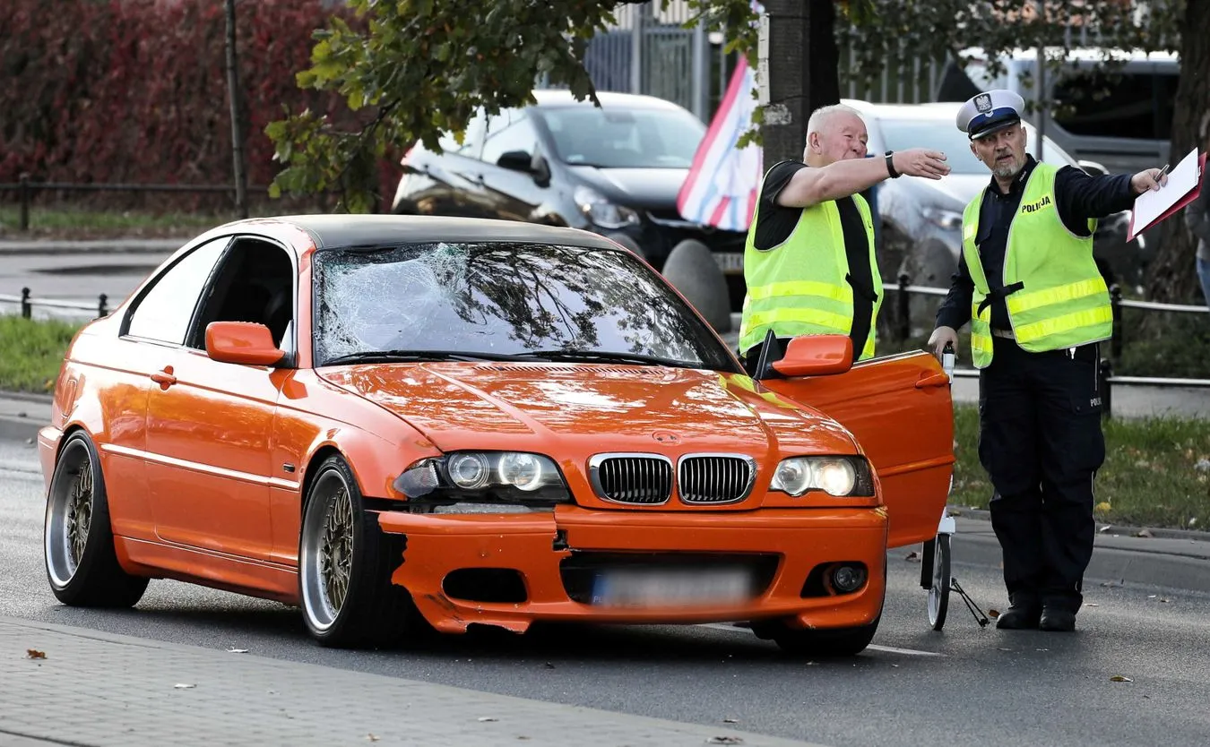 Służby policyjne na miejscu, gdzie doszło do śmiertelnego potrącenia mężczyzny