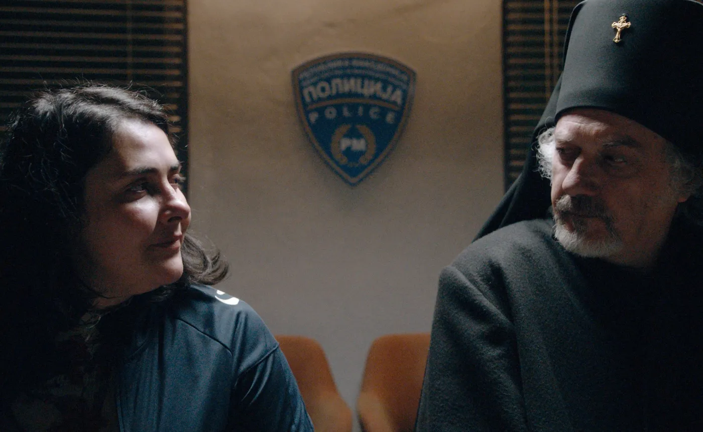 "Bóg istnieje, a jej imię to Petrunia". Kobieta wstaje z kolan. Co za bluźnierstwo! [RECENZJA]