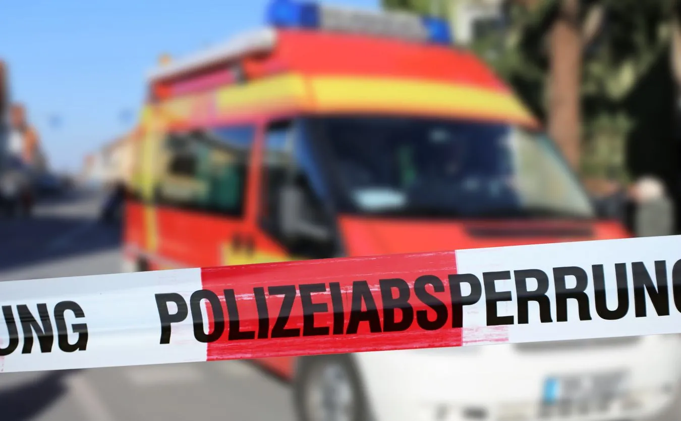 Policyjna taśma i ambulans