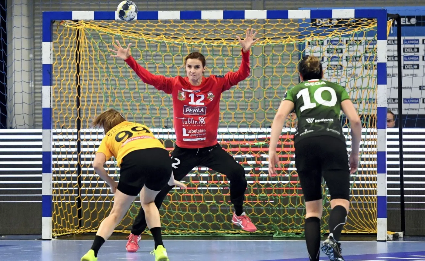 Zawodniczki MKS Perła Lublin - bramkarka Weronika Gawlik (C) i Marta Gęga (P) oraz Wiktoria Borszczenko (L) z Rostow-Don podczas meczu grupy B Ligi Mistrzyń piłkarek ręcznych