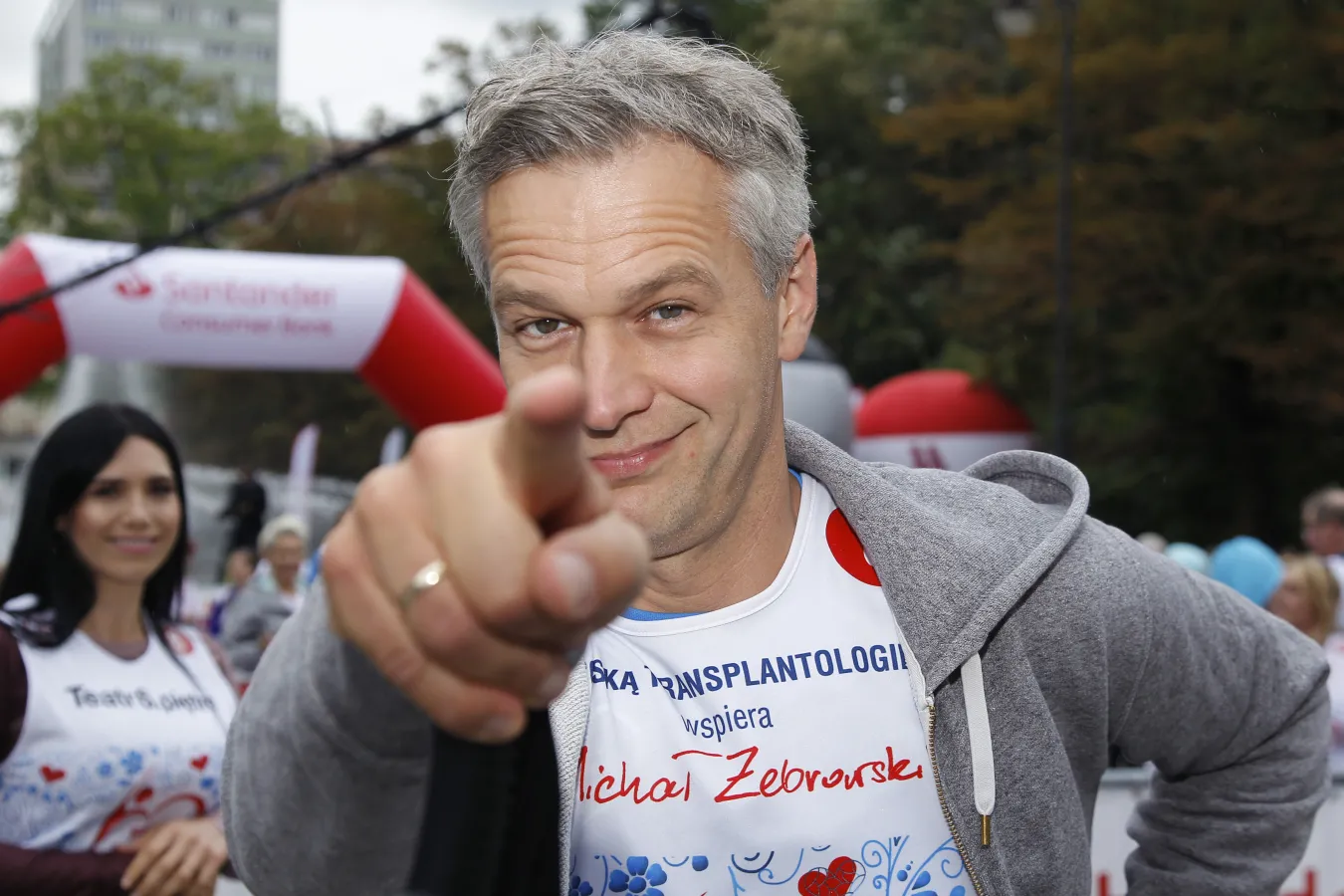 Żebrowski wywiesił baner wyborczy. Kogo popiera?