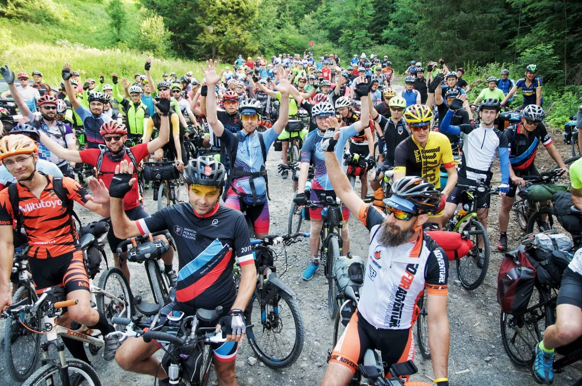 Himalaista Adam Bielecki i raper Eldo na starcie maratonu rowerowego Wisła 1200