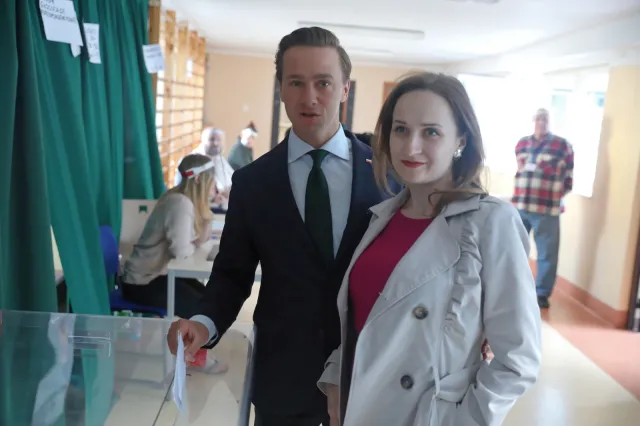 Kogo poparli wyborcy Bosaka, Hołowni i Biedronia? Wyniki mogą zaskakiwać