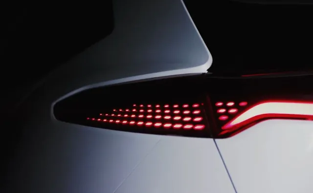 Polski samochód elektryczny wychodzi z cienia. SUV i hatchback w barwach narodowych [WIDEO]